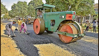 Patch work of damaged roads being carried out by MC workers at Rishi Nagar area in Ludhiana on Wednesday. (HT Photo) Patch work of damaged roads being carried out by MC workers at Rishi Nagar area in Ludhiana on Wednesday. (HT Photo)