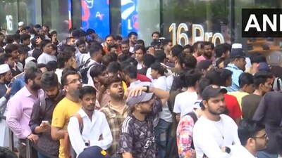 A huge crowd gathered outside Apple store at Mumbai's BKC - India's first Apple store. (X/ANI) A huge crowd gathered outside Apple store at Mumbai's BKC - India's first Apple store. (X/ANI)