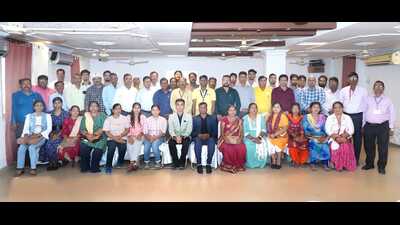 Street vendors with trainers after a training session in Prayagraj (HT Photo) Street vendors with trainers after a training session in Prayagraj (HT Photo)