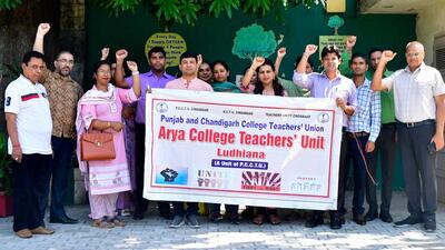 The protest on the premises of Arya College in Ludhiana on Friday. (HT Photo) The protest on the premises of Arya College in Ludhiana on Friday. (HT Photo)