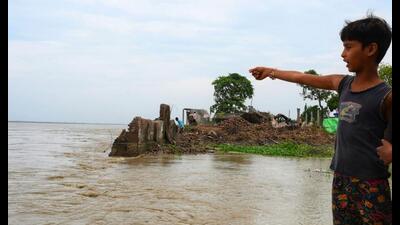 The remains of govt primary school in Barabanki’s Sarsanda village. The school has been swept away due to flood. (HT photo) The remains of govt primary school in Barabanki’s Sarsanda village. The school has been swept away due to flood. (HT photo)