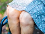 Robotic vs traditional knee replacement: Which is right for your parents? 