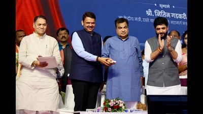 (From left) State dy CM Devendra Fadnavis, union ministers Nitin Gadkari and Murlidhar Mohol during the event on Saturday. (HT PHOTO)