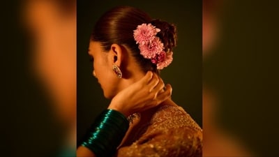 Assisted by hairstylist Deepali Deokar, Mrunal styled her luscious tresses into a neat bun and adorned it with pink flowers, adding an extra touch of elegance. (Instagram/@mrunalthakur) Assisted by hairstylist Deepali Deokar, Mrunal styled her luscious tresses into a neat bun and adorned it with pink flowers, adding an extra touch of elegance. (Instagram/@mrunalthakur)