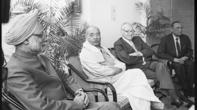 Prime Minister PV Narasimha Rao and finance minister Dr Manmohan Singh with World Bank officials in 1992. (HT ARCHIVE) Prime Minister PV Narasimha Rao and finance minister Dr Manmohan Singh with World Bank officials in 1992. (HT ARCHIVE)