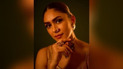 With the help of makeup artist Lochan, Mrunal was decked out in nude eyeshadow, mascara-coated lashes, darkened brows, blushed cheeks, and a shade of pink lipstick. (Instagram/@mrunalthakur) With the help of makeup artist Lochan, Mrunal was decked out in nude eyeshadow, mascara-coated lashes, darkened brows, blushed cheeks, and a shade of pink lipstick. (Instagram/@mrunalthakur)