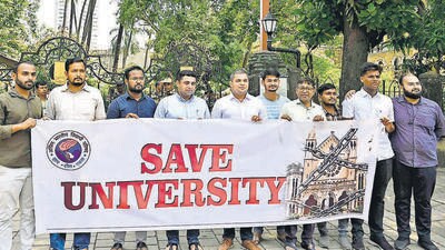 Mumbai, India – Sep 21, 2024: Activists of Akhil Bharatiya Vidyarthi Parishad (ABVP) today protested at Mumbai University's main gate to demand Senate Election be continuous without a break, in Mumbai, India, on Saturday, Sept 21, 2024. (Photo by Bhushan Koyande/HT Photo)