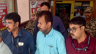 Kolkata: CBI officials take Ex-RG Kar College principal Sandip Ghosh, in blue shirt, to the court, in Kolkata, Tuesday. Sept. 10 ,2024. Ghosh was arrested by the CBI in connection with financial irregularities. (PTI Photo)