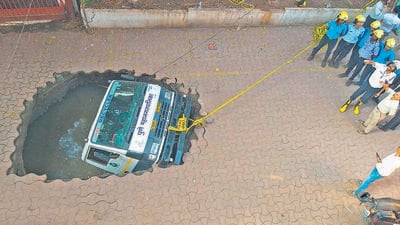 The incident occurred around 4 pm in the parking area outside Pune’s oldest Post Office along the Laxmi Road in the densely populated Budhwar Peth locality. (HT FILE) The incident occurred around 4 pm in the parking area outside Pune’s oldest Post Office along the Laxmi Road in the densely populated Budhwar Peth locality. (HT FILE)