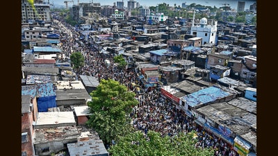 Thousands of Dharavi residents had gathered on the 90-ft Road, blocking it to prevent the BMC’s demolition of unauthorised portions of the Mehboob-e-Subhani mosque. (Raju Shinde/HT Photo) Thousands of Dharavi residents had gathered on the 90-ft Road, blocking it to prevent the BMC’s demolition of unauthorised portions of the Mehboob-e-Subhani mosque. (Raju Shinde/HT Photo)