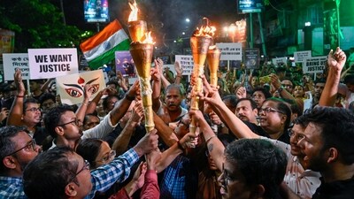 Thousands of people participated in a 42 km long relay torch protest rally from Highland Park to Shyambazar in Kolkata against the rape and murder of a trainee doctor at RG Kar Hospital. (Hindustan Times) Thousands of people participated in a 42 km long relay torch protest rally from Highland Park to Shyambazar in Kolkata against the rape and murder of a trainee doctor at RG Kar Hospital. (Hindustan Times)