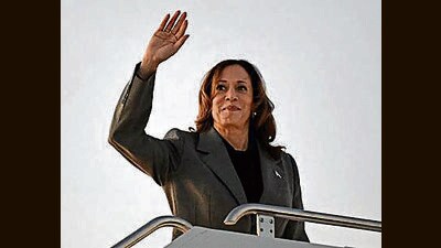 US presidential nominee Kamala Harris was spotted sporting wired headphones as she hopped on to Air Force Two. (AFP) US presidential nominee Kamala Harris was spotted sporting wired headphones as she hopped on to Air Force Two. (AFP)