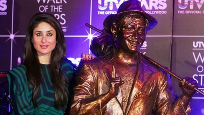 Kareena Kapoor unveiling a brass statue of Raj Kapoor at Taj Lands End and Olive in 2012. 