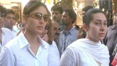 Kareena Kapoor with sister Karisma Kapoor at the residence of veteran actor Sunit Dutt after his death, in 2005. Kareena Kapoor with sister Karisma Kapoor at the residence of veteran actor Sunit Dutt after his death, in 2005.