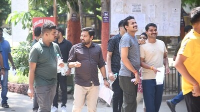 Aspirants in relaxed mode after Day 2 Shift 1 on UPSC CSE Mains exam concludes. (Santosh Kumar ) Aspirants in relaxed mode after Day 2 Shift 1 on UPSC CSE Mains exam concludes. (Santosh Kumar )