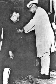 GD Birla receives the Padma Vibhushan from Dr Rajendra Prasad in 1957. (HT Archive)