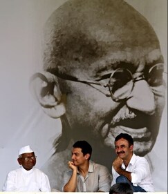 Anna Hazare, Aamir Khan, and Rajkumar Hirani at the India Against Corruption
movement in August 2011. (JASJEET PLAHA/HT ARCHIVE)