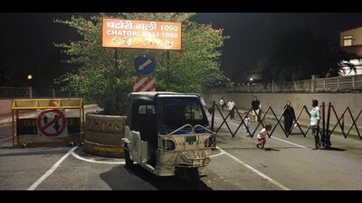 A number of barricades have been put on the entire Lohia Path. (Deeaupta/HT) A number of barricades have been put on the entire Lohia Path. (Deeaupta/HT)
