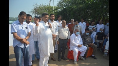 Congress candidate Chander Mohan addressing residents during the debate at Jhuriwala dumping ground in Panchkula on Sunday. (HT Photo) Congress candidate Chander Mohan addressing residents during the debate at Jhuriwala dumping ground in Panchkula on Sunday. (HT Photo)