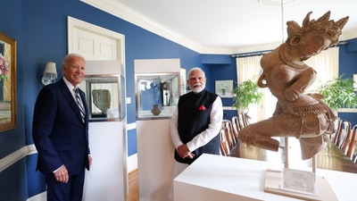 Prime Minister Narendra Modi with US President Joe Biden beside one of the returned artefacts on Sunday. (X/Narendra Modi) Prime Minister Narendra Modi with US President Joe Biden beside one of the returned artefacts on Sunday. (X/Narendra Modi)