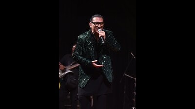 Singer Abhijeet performing at the Ravindralaya in Lucknow on Sunday. (Deepak Gupta/HT) Singer Abhijeet performing at the Ravindralaya in Lucknow on Sunday. (Deepak Gupta/HT)