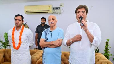 Vardhan Yadav (left) and Raj Babbar (right) at a housing society along the Dwarka Expressway in Gurugram on Sunday. (Parveen Kumar/HT Photo) Vardhan Yadav (left) and Raj Babbar (right) at a housing society along the Dwarka Expressway in Gurugram on Sunday. (Parveen Kumar/HT Photo)