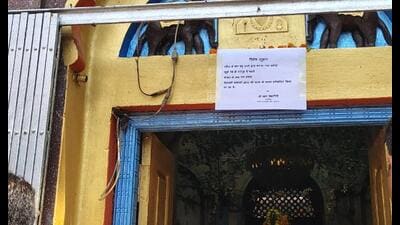 A notice has been pasted at Lucknow’s Mankameshwar temple banning market-bought prasad. (HT photo) A notice has been pasted at Lucknow’s Mankameshwar temple banning market-bought prasad. (HT photo)