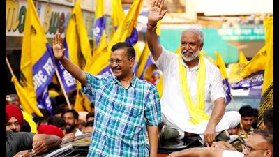 Aam Aadmi Party national convenor Arvind Kejriwal during a roadshow in Dabwali on Monday. (Manoj Dhaka/HT) Aam Aadmi Party national convenor Arvind Kejriwal during a roadshow in Dabwali on Monday. (Manoj Dhaka/HT)