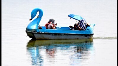 At 37.6°C, maximum temperature in Chandigarh was 5.7 degrees above the normal temperature. This is the highest since 1987. (Ravi Kumar/Hindustan Times) At 37.6°C, maximum temperature in Chandigarh was 5.7 degrees above the normal temperature. This is the highest since 1987. (Ravi Kumar/Hindustan Times)