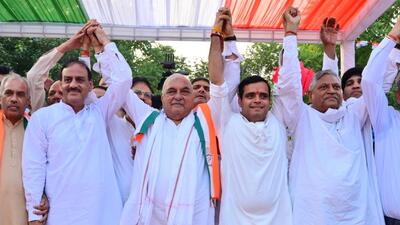 Bhoopinder Singh Hooda and Vardhan Yadav in Jharsa village on Monday. (Parveen Kumar/HT Photo) Bhoopinder Singh Hooda and Vardhan Yadav in Jharsa village on Monday. (Parveen Kumar/HT Photo)