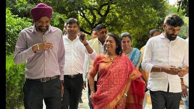 Lucknow municipal commissioner Inderjit Singh with Hyderabad mayor Gadwal Vijayalakshmi and others in Lucknow. (Sourced) Lucknow municipal commissioner Inderjit Singh with Hyderabad mayor Gadwal Vijayalakshmi and others in Lucknow. (Sourced)