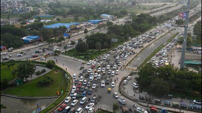 Many of the nearly 400,000 people living in high-rises and neighbouring villages of Greater Noida West face daily jams at the Gaur Chowk. (Sunil Ghosh/HT Photo) Many of the nearly 400,000 people living in high-rises and neighbouring villages of Greater Noida West face daily jams at the Gaur Chowk. (Sunil Ghosh/HT Photo)