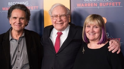 Warren Buffett, center, with son Peter Buffett, left, and daughter Susie Buffett. (Charles Sykes/Invision/AP) Warren Buffett, center, with son Peter Buffett, left, and daughter Susie Buffett. (Charles Sykes/Invision/AP)