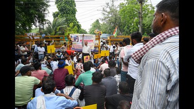 Sanitation workers demonstrate outside Noida authority office in Sector 6, on Monday. (Sunil Ghosh/HT Photo) Sanitation workers demonstrate outside Noida authority office in Sector 6, on Monday. (Sunil Ghosh/HT Photo)