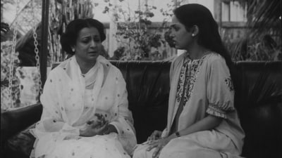 Throwback from 1987! Tanuja shares an emotional scene with Swaroop Sampat in movie Mera Suhaag. (Shanti Swaroop Tripathi) Throwback from 1987! Tanuja shares an emotional scene with Swaroop Sampat in movie Mera Suhaag. (Shanti Swaroop Tripathi)