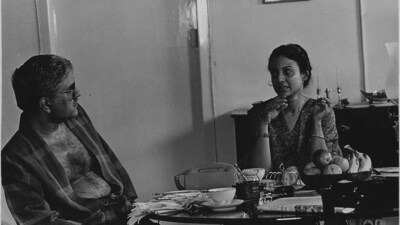 Tanuja, who is the daughter of yesteryear star Shobhna Samarth and producer Kumarsen Samarth, photographed during a conversation with Jasbir Malik. The picture is from 1988. Tanuja, who is the daughter of yesteryear star Shobhna Samarth and producer Kumarsen Samarth, photographed during a conversation with Jasbir Malik. The picture is from 1988.
