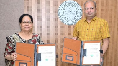 Professor Archana Shukla, Director, IIM Lucknow, and Prof. Manindra Agrawal, Director, IIT Kanpur signed the agreement (Handout) Professor Archana Shukla, Director, IIM Lucknow, and Prof. Manindra Agrawal, Director, IIT Kanpur signed the agreement (Handout)