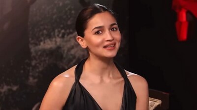 Alia Bhatt impressed everyone with her singing skills when she sang Chuttamalle from Devara: Part 1. Alia Bhatt impressed everyone with her singing skills when she sang Chuttamalle from Devara: Part 1.