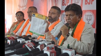 BJP candidate from Panchkula assembly constituency Gian Chand Gupta addressing the press on Tuesday. (HT Photo)