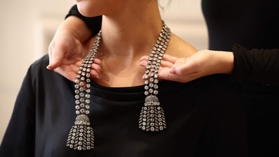 A gallery assistant poses wearing an 18th century diamond jewel necklace weighing approximately 300 carats at a press preview at Sotheby's in London. This necklace will be the highlight of Sotheby's jewellery sales and auctioned as part of the Royal and Noble sale taking place in Geneva on November 11 ahead of the Magnificent Jewels sale on 13 November. (hoto by HENRY NICHOLLS / AFP) A gallery assistant poses wearing an 18th century diamond jewel necklace weighing approximately 300 carats at a press preview at Sotheby's in London. This necklace will be the highlight of Sotheby's jewellery sales and auctioned as part of the Royal and Noble sale taking place in Geneva on November 11 ahead of the Magnificent Jewels sale on 13 November. (hoto by HENRY NICHOLLS / AFP)