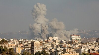 Smokes rise, amid ongoing cross-border hostilities between Hezbollah and Israeli forces, in Tyre, southern Lebanon September 23, 2024. REUTERS/Aziz Taher       TPX IMAGES OF THE DAY (REUTERS)