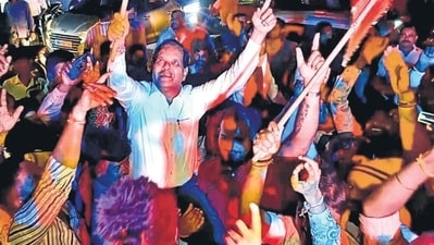PAPs celebrate with Shiv Sena leader Vijay Nahata after publication of GR (HT PHOTO) PAPs celebrate with Shiv Sena leader Vijay Nahata after publication of GR (HT PHOTO)