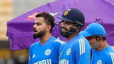 Kapil Dev (R) indirectly feels fitness is keeping Virat Kohli and Rohit Sharma going. (PTI) Kapil Dev (R) indirectly feels fitness is keeping Virat Kohli and Rohit Sharma going. (PTI)