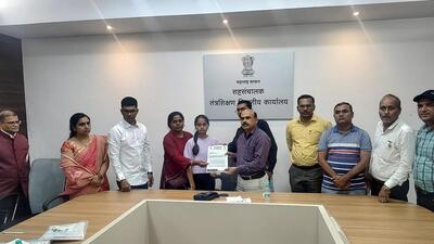 Students, who were unable to get admission through CET CAP rounds for engineering, along with their parents staged protest at DTE office in the city on Tuesday. (HT)