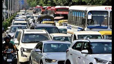 The court was hearing a 2023 public interest litigation (PIL) filed by Vinod Dhaterwal, an office-bearer of the high court employees’ association. During the hearing, the court observed that Chandigarh should consider widening the existing entry and exit roads as well as the proposed slip roads, so as to ease the congestion of traffic between peak morning and evening hours. (HT Photo)