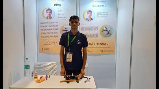 Adarsh, a student of Class 11 at the Government Model Senior Secondary School, Sector 8, Chandigarh, with his innovation. (HT Photo)