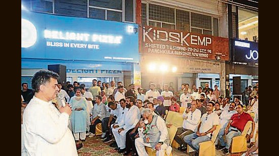 Panchkula Congress candidate Chander Mohan addressing a gathering. (HT Photo)