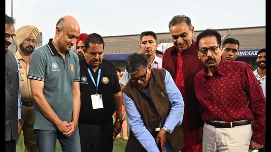 UT administrator Gulab Chand Kataria, flanked by Hockey Chandigarh president Karan Gilhotra (left) and Sanjay Tandon, chairman of UT Sports Committee, inaugurates 14th Hockey India sub-junior men’s national championship on Tuesday. (HT Photo)