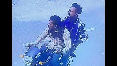A video grab of the two suspects fleeing after snatching gold earrings from an elderly woman in Kasabad village of Ludhiana on Wednesday. (HT Photo)