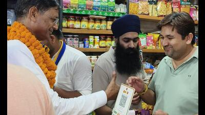 AAP candidate Prem Garg interacts with a shopkeeper in Sector-20 market in Panchkula on Wednesday. (HT Photo)